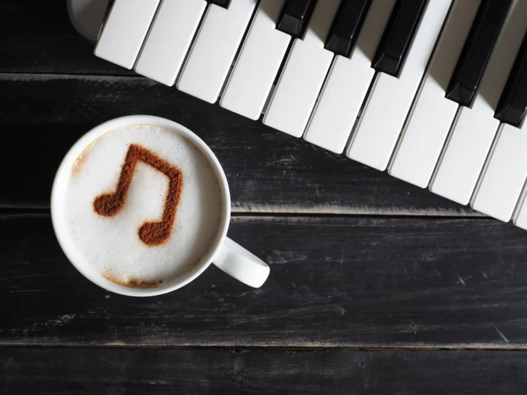 Tastiera pianoforte e caffè e musica