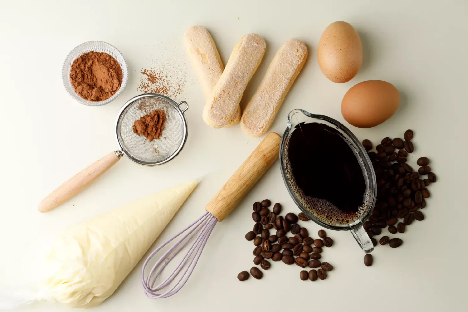 Ingredienti per la preparazione dei dolci al caffè: uova, savoiardi e altro