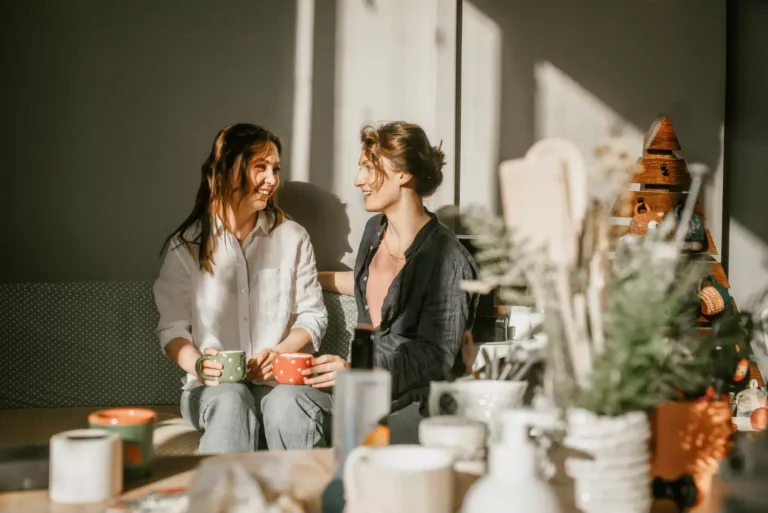 Due ragazze che prendono il caffè insieme in un momento di convivialità