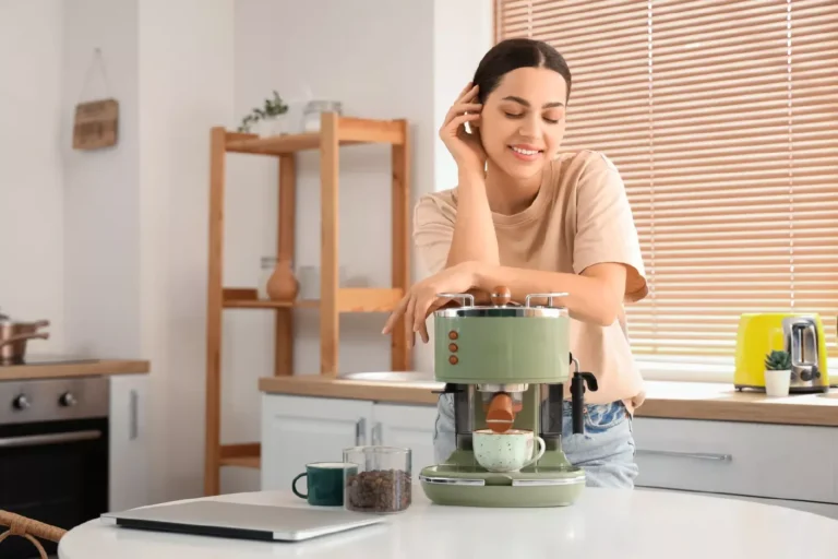 ragazza che sorride appoggiata alla macchina del caffè