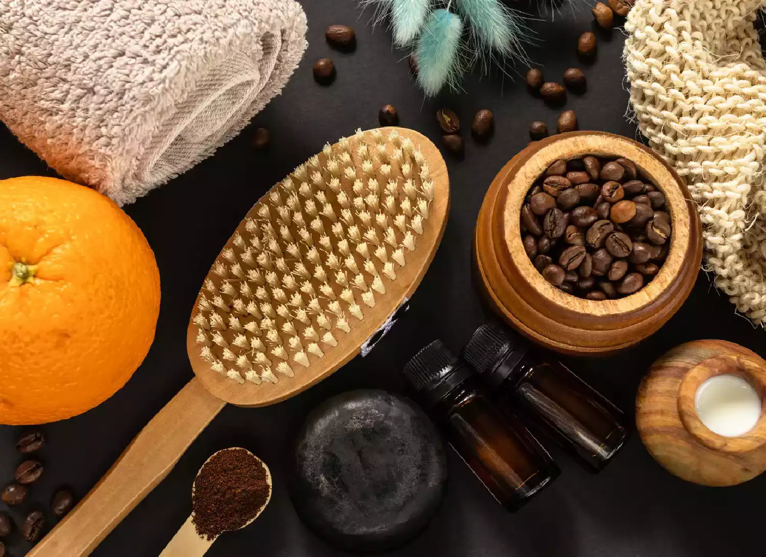 Spazzole, creme, olio e caffè per contrastare cellulite