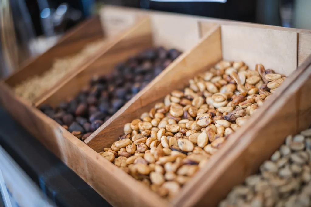 Espositore in legno con diversi scomparti e differetni caffè monorigine