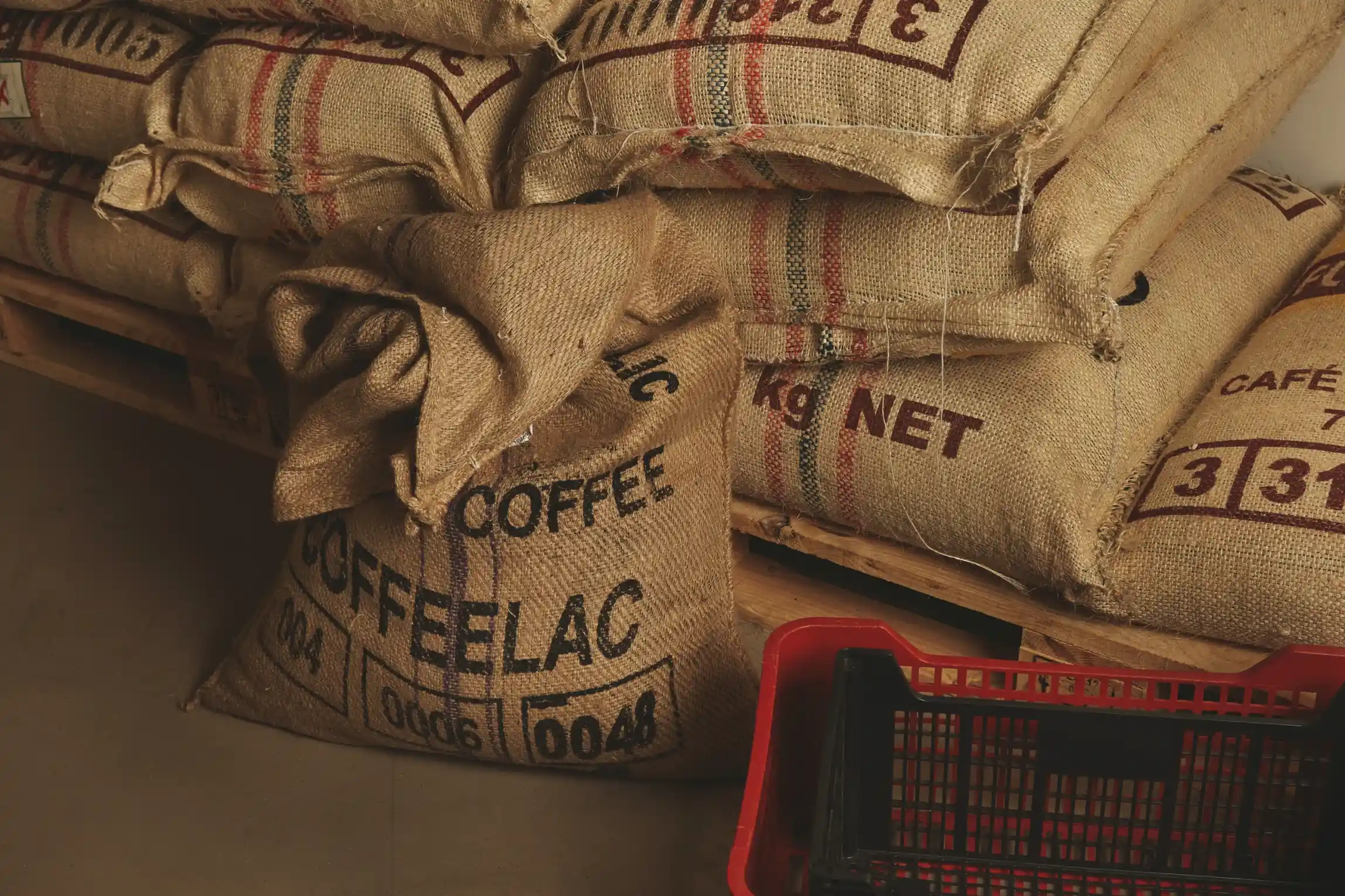 Gruppo di sacchi di juta con caffè monorigine