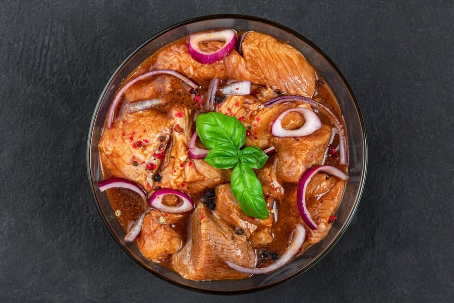 Visione dell'alto di una ciotola di carne con marinatura al caffè