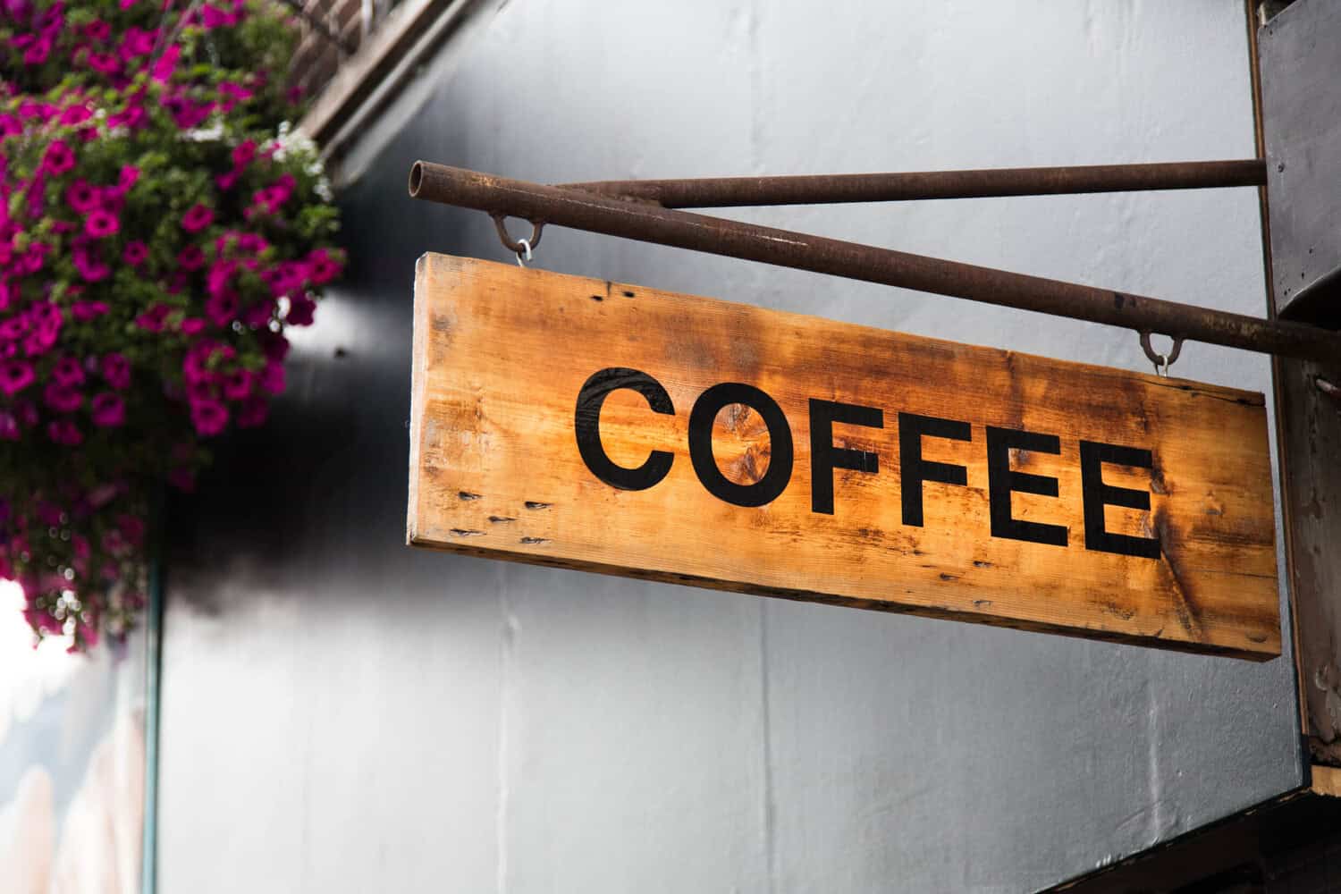 insegna in legno con scritta coffee