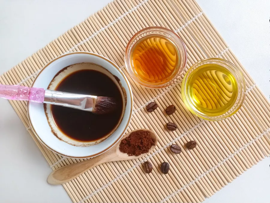 ingredienti vista dall'alto per maschera caffè viso