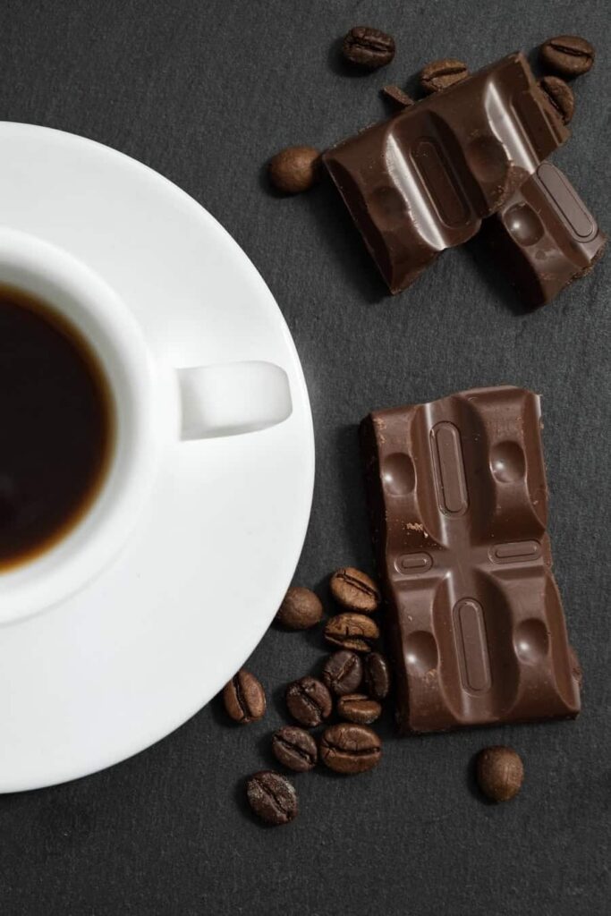prospettiva dall'alto, tazza di caffè con tavoletta di cioccolato