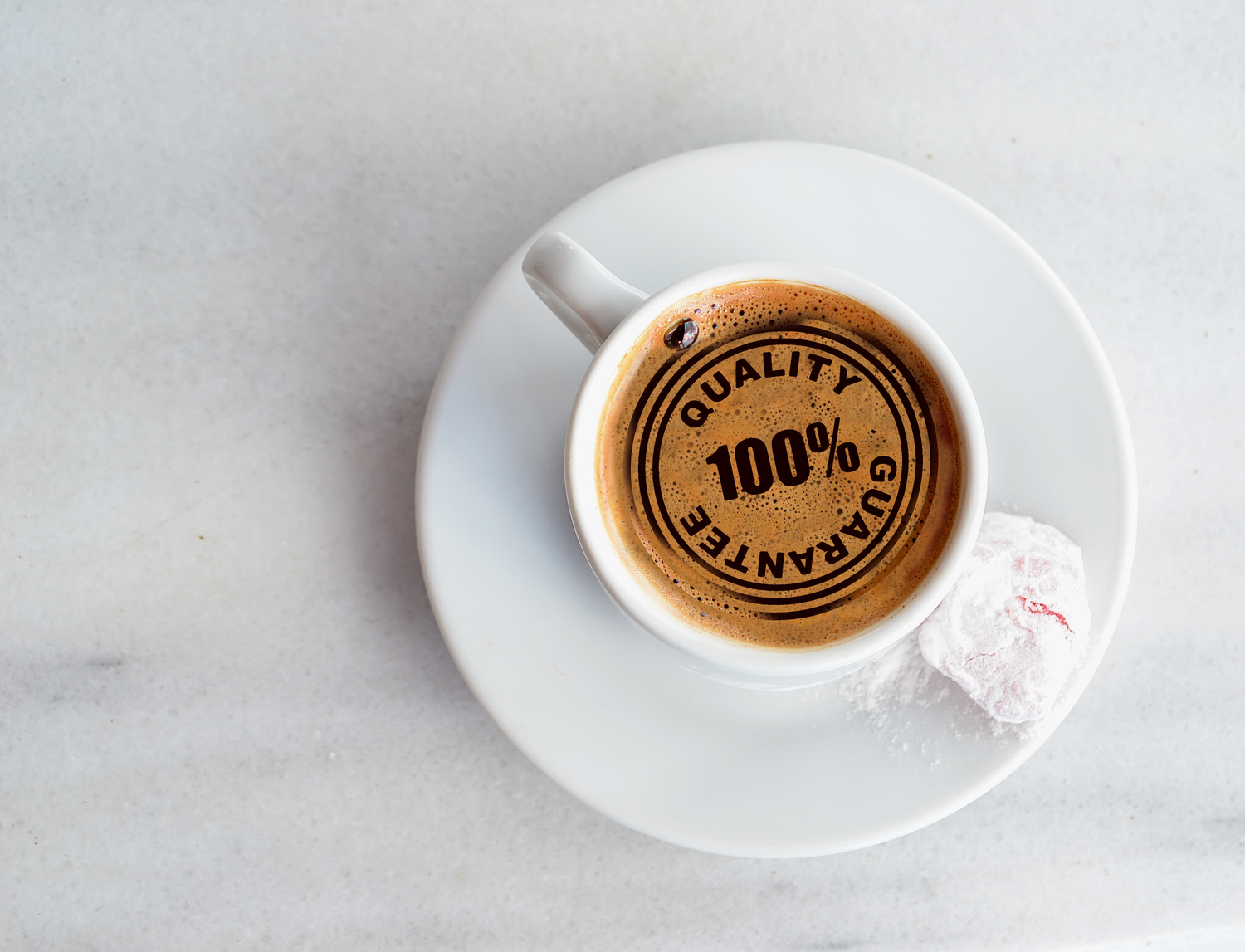 Tazza di caffè vista dall'alto con certificazione di qualità