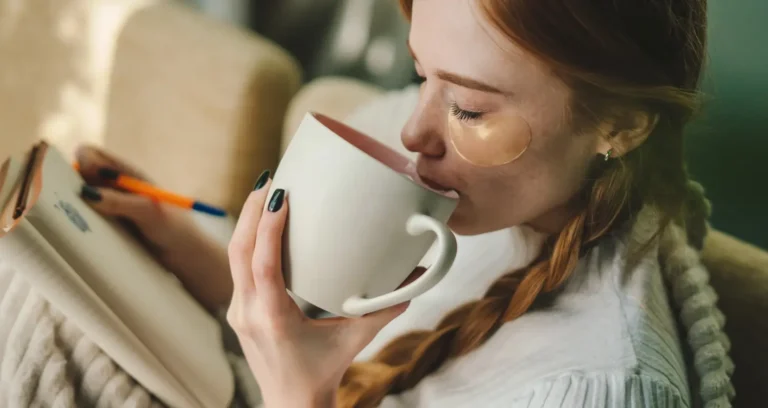 ragazza con maschera occhi che beve caffè