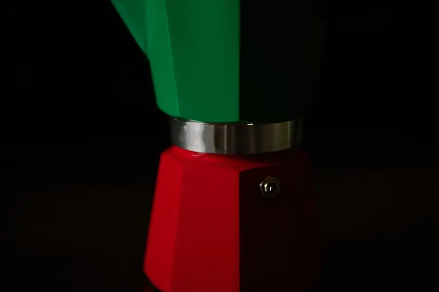 sezione di caffettiera verde e rossa