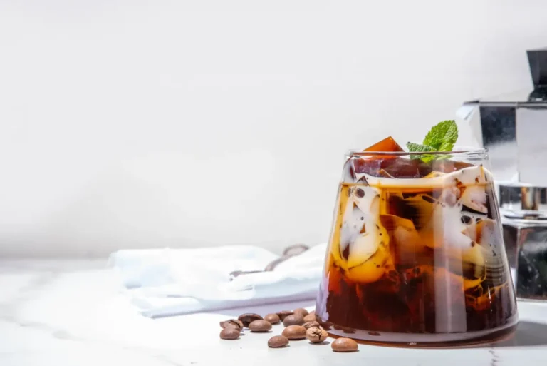 sfondo biannco con cocktail al caffè fresco