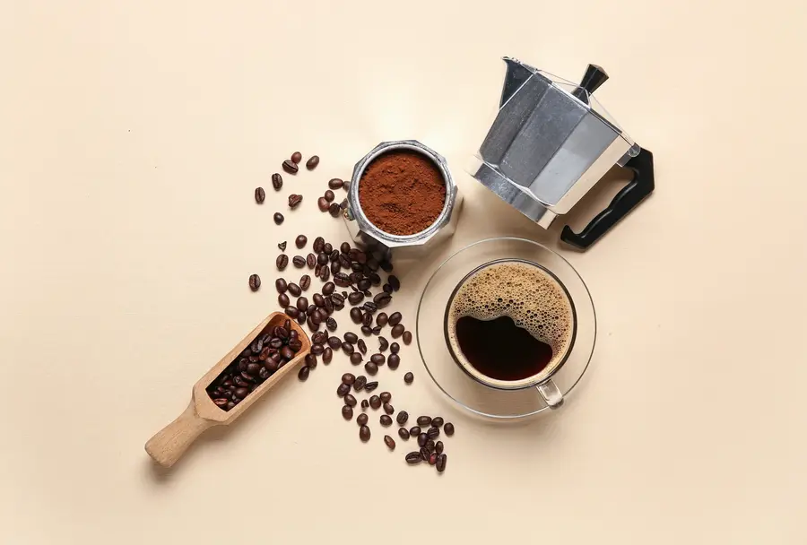 Ripresa dall'alto di caffettiera e caffè in diversi formati