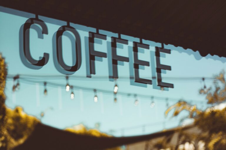 Scritta coffee su sfondo cielo con lucine