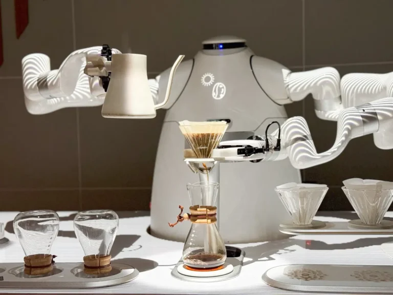Robot che usa l'intelligenza artificale per il caffè
