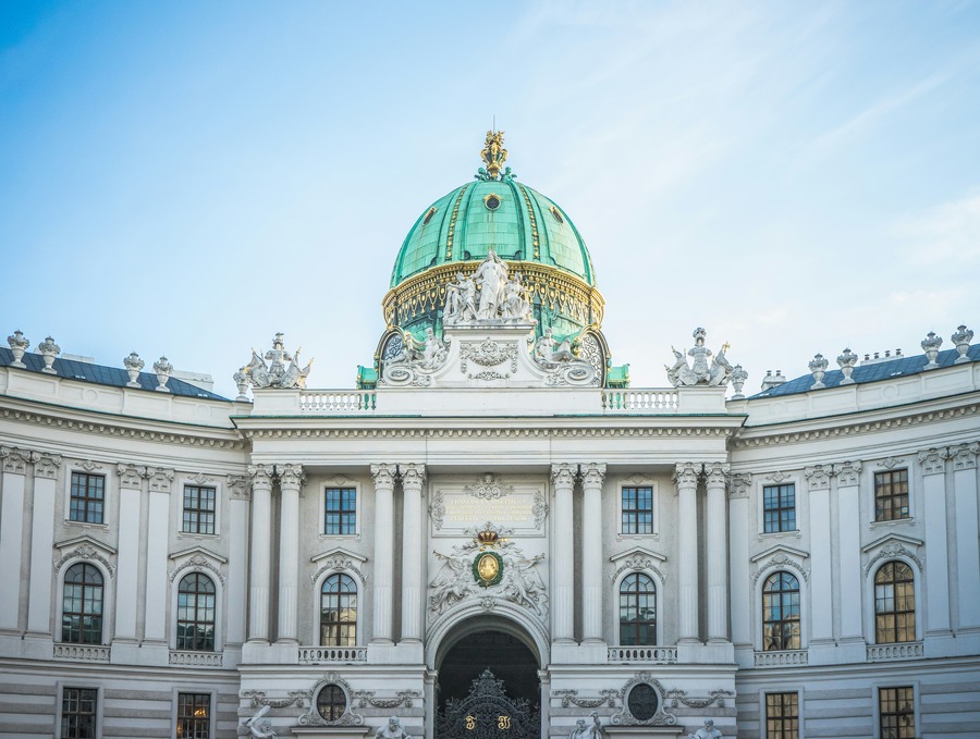 palazzo bianco di vienna con cupola azzurra vista frontale