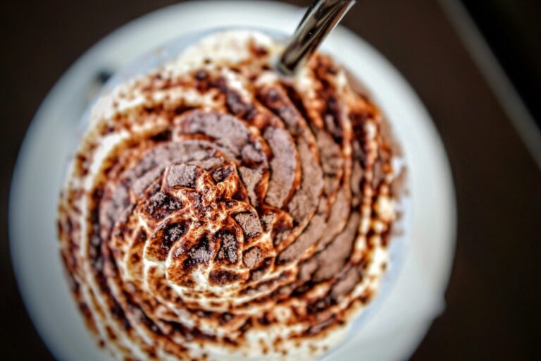 tazza di caffè viennese con panna e cioccolato vista dall'alto