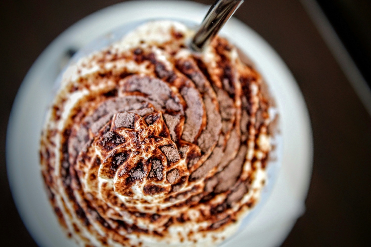 tazza di caffè viennese con panna e cioccolato vista dall'alto